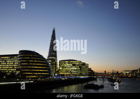 Blick entlang der Themse, City Hall und The Shard in der Abenddämmerung mit HMS Belfast festgemacht an der Themse, London, England Stockfoto