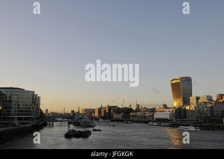 Blick vom Tower Bridge entlang der Themse und die HMS Belfast und die City of London, darunter The Walkie Talkie Gebäude nach rechts, London, England Stockfoto