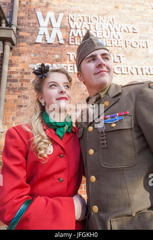 England, Cheshire, Ellesmere Port, National Waterways Museum, paar in WWII Ära militärischen Uniform gekleidet und Kleid Stockfoto