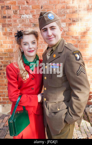 England, Cheshire, Ellesmere Port, National Waterways Museum, paar in WWII Ära militärischen Uniform gekleidet und Kleid Stockfoto