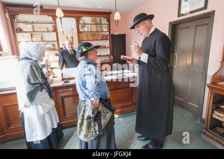 England, Shropshire, Ironbridge, Blists Hill viktorianischen Stadt Zeichen im viktorianischen Kostüm Stockfoto