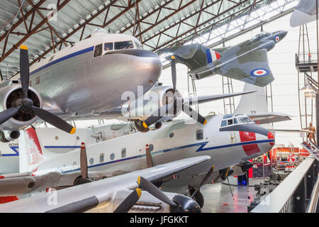 Shropshire, England, Royal Airforce Museum in Cosford Anzeige von historischen Flugzeugen Stockfoto