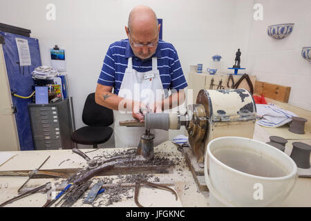 England, Staffordshire, Stoke-on-Trent, Wedgwood Besucherzentrum Keramik machen Demonstration Stockfoto