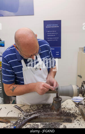 England, Staffordshire, Stoke-on-Trent, Wedgwood Besucherzentrum Keramik machen Demonstration Stockfoto