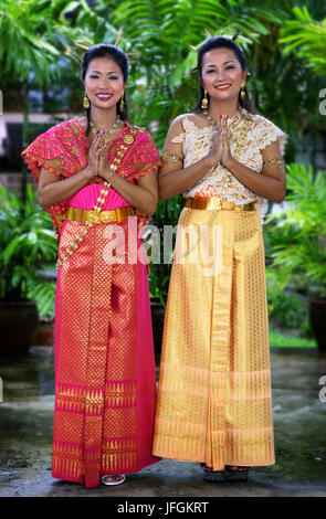 Zwei Thai-Frau halten Hände in traditionellen Willkommensschild. Phuket, Thailand. 18, 19, 20, 21, 24, 25, 29, 30, 31, 34, 35, 39 Jahre alt Stockfoto