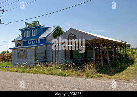 Verlassenen ländlichen Kraftstoff und Krabben Business Stockfoto