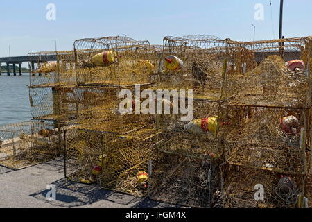 Kommerzielle Krabbe Töpfe gestapelt auf einem Dock. Stockfoto