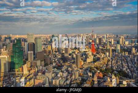 Japan, Tokyo, Tokyo Tower Stadtpanorama von Roppongi Hills Gebäude Stockfoto