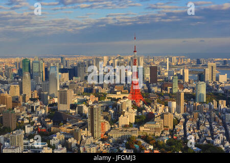 Japan, Tokyo, Tokyo Tower Stadtpanorama von Roppongi Hills Gebäude Stockfoto