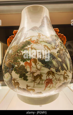 China, Shanghai, Shanghai Museum, Qing Dynastie (1644-1912 n. Chr.) Vase Darstellung Hirsche Stockfoto