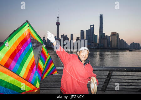 China, Shanghai, Bund, älteren Kite Flyer im Morgengrauen Stockfoto