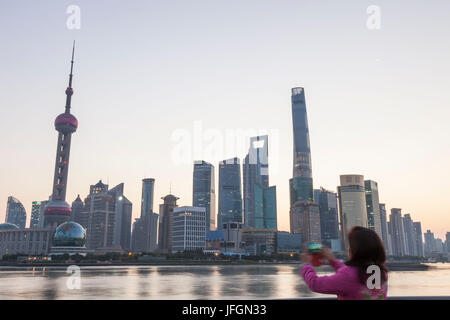 China, Shanghai, Bund, Fotograf und Skyline von Pudong im Morgengrauen Stockfoto