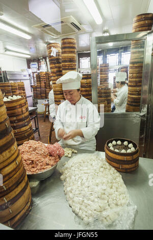 China, Shanghai, Yu-Garten, Nanxiang gedämpfte Brötchen-Shop, Knödel machen Stockfoto