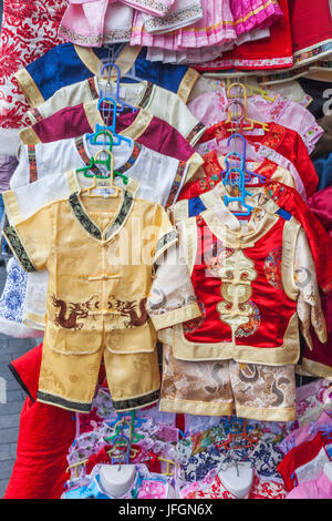 China, Shanghai, Yu-Garten, Schaufenster der traditionellen Kinderkleidung Stockfoto