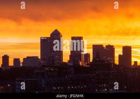 England, London, Sonnenaufgang über Canary Wharf Stockfoto