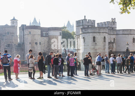 England, London, Tower of London Touristen Schlange Stockfoto