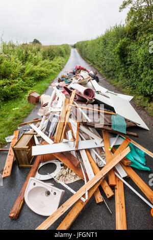 England, Sussex, fliegen auf kleine Landstraße kippen Stockfoto