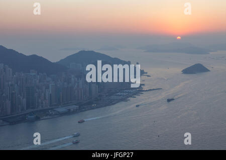 China, Hong Kong, International Commerce Centre, Blick auf den Sonnenuntergang über Hong Kong Island von der Sky100 Aussichtsplattform Stockfoto