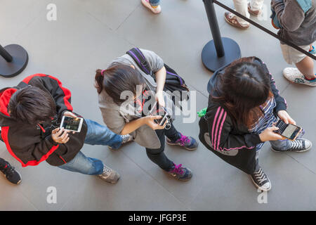 China, Hong Kong, Apple Store Kunden Verwendung elektronischer Geräte Stockfoto