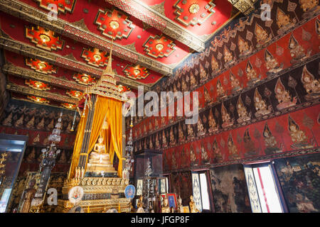 Thailand, Bangkok, Bangkok Nationalmuseum, Buddha-Statue und Innenausstattung der Bhuddhaisawan Kapelle Stockfoto