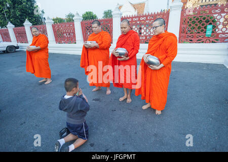 Thailand, Bangkok, Wat Benchamabophit aka The Marble Temple, Kind, Mönche beten Stockfoto