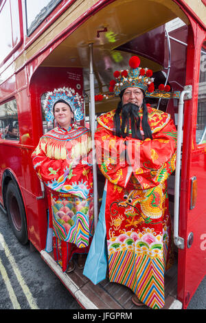 England, London, Soho, Chinatown, Chinese New Year Festival Parade, englisches Paar in chinesischen Kaiser und Kaiserin Kostüm gekleidet Stockfoto