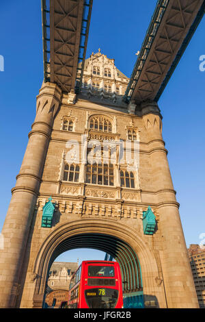 England, London, Tower Bridge und Doppeldecker-Bus Stockfoto