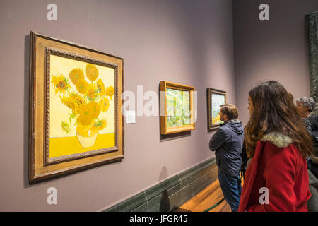 England, London, Trafalgar Square, National Gallery, Besucher und Van Goghs Sonnenblumen Gemälde Stockfoto