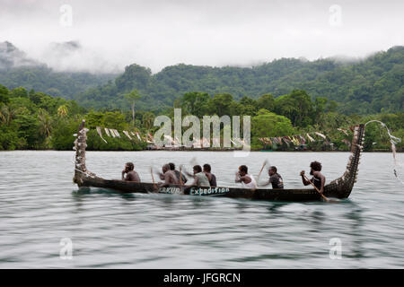 Einheimische von der Insel Telina begrüßen Besucher, Marovo Lagune, den Salomon-Inseln Stockfoto