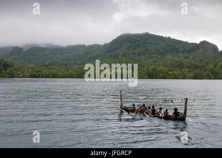 Einheimische von der Insel Telina begrüßen Besucher, Marovo Lagune, den Salomon-Inseln Stockfoto