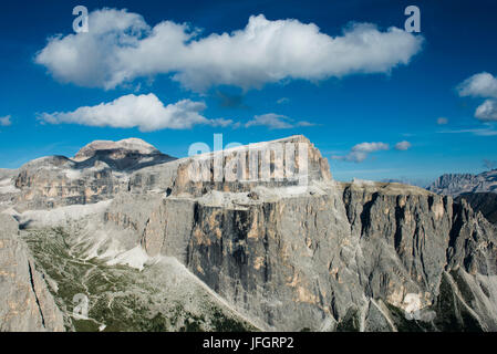 Sellagruppe mit Piz Boe und Sas de Pordoi, Dolomiten, Luftbild, hohe Berge, Trentino, Italien Stockfoto