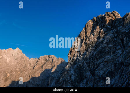 Rock Grate am Abend Licht, Sicht auf Leutascher Dreitorspitz und Schüsselkarspitze und nördlichen Zundernkopf, Wettersteingebirge, Oberbayern, Stockfoto