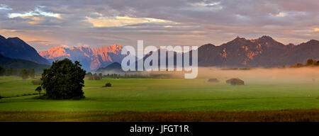 Deutschland, Bayern, Oberbayern, Werdenfelser Land, Blick über das Murnauer Moos auf der Zugspitze-Massivs, Kramer, Ammergauer Alpen, Wettersteingebirge, Zugspitze und Alpspitze Stockfoto