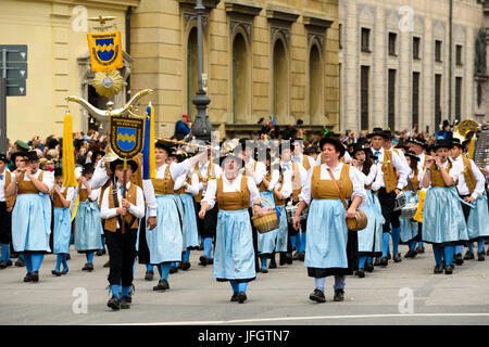 Oktoberfest im Jahr 2015 mit traditionellen Kostümen und Schutz-Prozession, Stadtkapelle und Blaskapelle aus Pfaffenhofen der ILM, Stockfoto