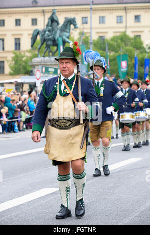 Oktoberfest im Jahr 2015 mit Trachten und Schutz Prozession, Kapelle Gaißach - Oberbayern Stockfoto