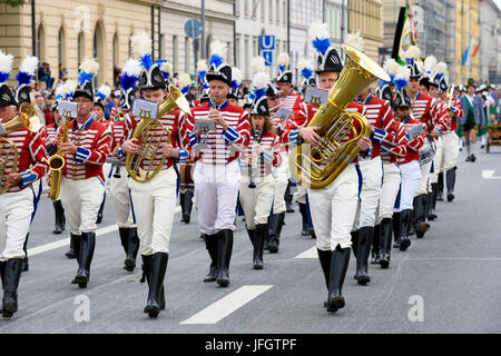 Oktoberfest im Jahr 2015 mit Trachten und Schutz Prozession, Stadtkapelle Germering, Stockfoto
