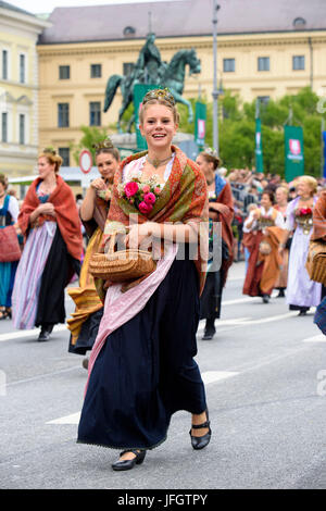 Oktoberfest im Jahr 2015 mit Trachten und Schutz Prozession, Frau von der "München-Gilden", Stockfoto