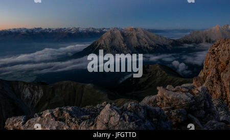 Blaue Stunde über Tirol Inntal, Blick der Schüsselkarspitze auf den nördlichen Stubaier Alpen und Hohe Munde Stockfoto