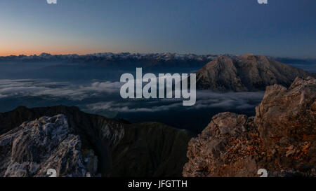 Blaue Stunde über Tirol Inntal, Blick auf Schüsselkarspitze auf Hawk und die nördlichen Stubaier Alpen und Hohe Munde Stockfoto