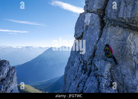 Kletterer beim Abseilen in den Westgrat Schüsselkarspitze im Wetterstein-Gebirge, an der linken Hohe Munde, Stockfoto