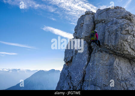 Kletterer beim Abseilen in den Westgrat Schüsselkarspitze im Wetterstein-Gebirge, an der linken Hohe Munde, Stockfoto