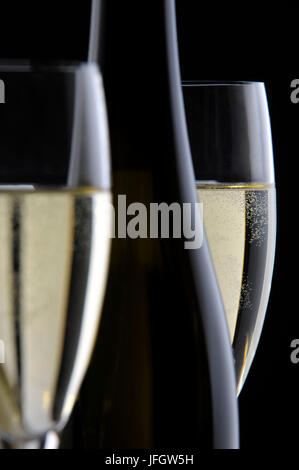 Champagner, Flasche, zwei Gläser vor schwarzem Hintergrund isoliert, Nahaufnahme, Stockfoto