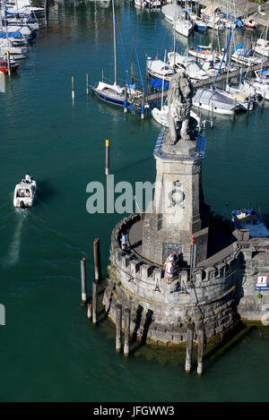 Blick auf den Leuchtturm, Löwen in der Hafeneinfahrt, Hafen von Lindau, Bodensee, Bayern, Deutschland Stockfoto