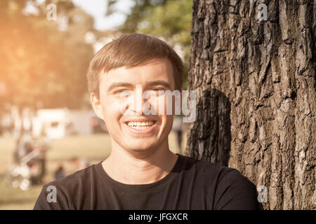 Glücklich Jüngling in einem Baum Stockfoto