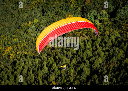 Paragliding in Monte Baldo, Malcesine, Luftaufnahmen, Gardasee, Veneto, Italien Stockfoto