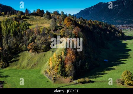 Garmisch-Partenkirchen mit Berg Kochel, Herbst, Luftaufnahmen, Alpine Wiesen, Werdenfels, Oberland, Bayern, Deutschland Stockfoto