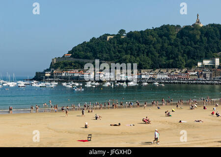 Monte Urgull Mendia und Stadt Strand Playa De La Concha, Donostia-San Sebastián, Gipuzkoa, die baskischen Provinzen, Spanien Stockfoto