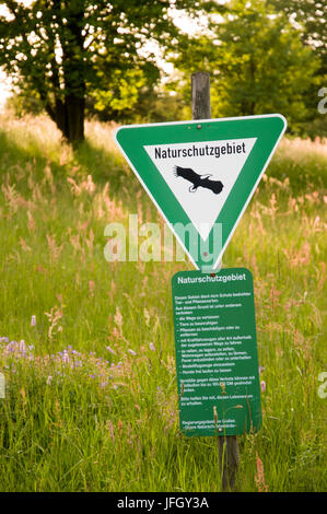 Schild Naturschutzgebiet am Hoherodskopf, Vogelsberg, Hessen, Deutschland Stockfoto