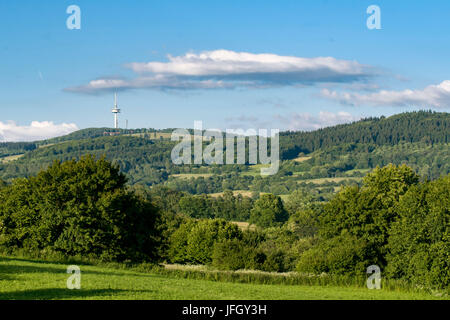 Landschaft in der Nähe von Schott mit Hoherodskopf im Hintergrund, Vogelsberg, Hessen, Deutschland Stockfoto