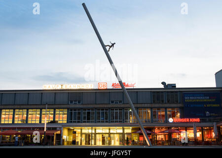 Documenta Kunstwerk Hobbyfußballvereins vor kulturellen Railway Station Hauptbahnhof mit Einbruch der Dunkelheit, Kassel, Hessen, Deutschland Stockfoto